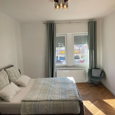 Grosse In Westend Apartment Munich